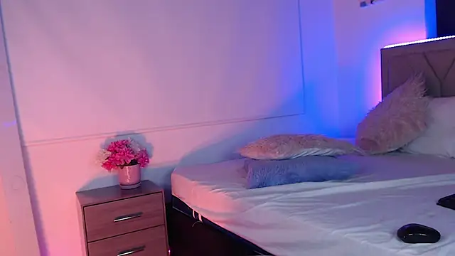 Snapshot of UniversitygirlQS chatting on December 4, 1:25 am UniversitygirlQS online show from December 4, 1:25 am