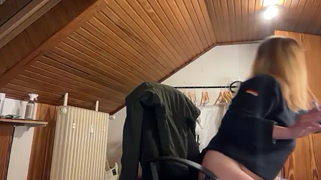 Snapshot of JeSuisUnTapin chatting on September 24, 6:44 pm JeSuisUnTapin online show from September 24, 6:44 pm