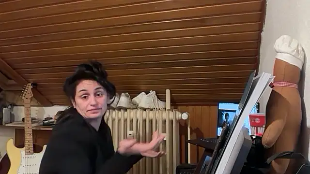 JeSuisUnTapin online show from December 22, 6:05 pm