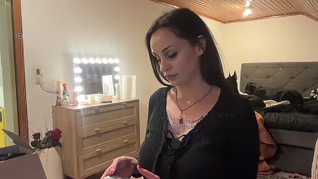 JeSuisUnTapin online show from February 2, 6:17 pm