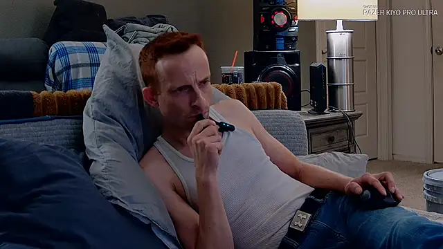 Snapshot of Dilldough405 chatting on March 4, 9:43 pm Dilldough405 online show from March 4, 9:43 pm