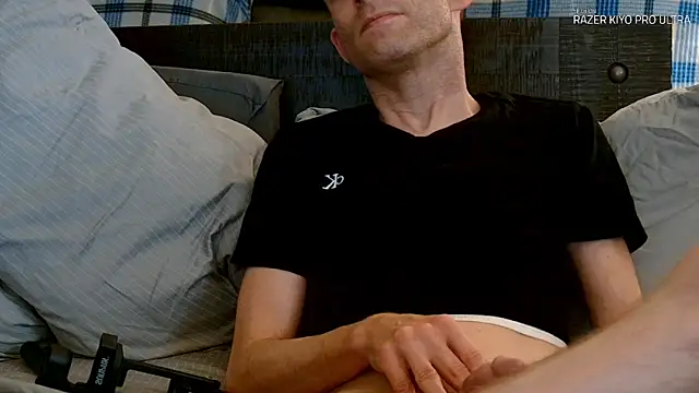 Snapshot of Dilldough405 chatting on April 2, 10:46 am Dilldough405 online show from April 2, 10:46 am