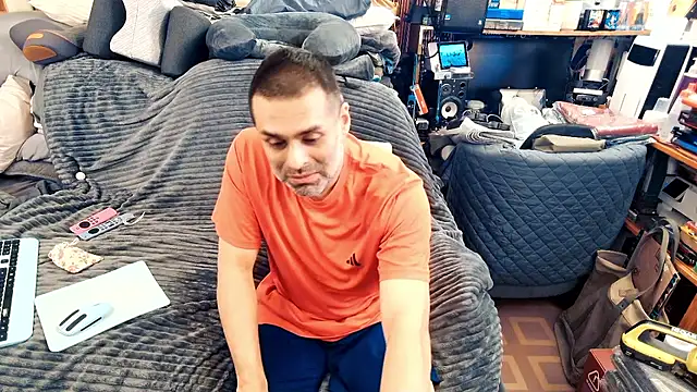 Snapshot of ClampMaster chatting on October 11, 9:57 pm ClampMaster online show from October 11, 9:57 pm