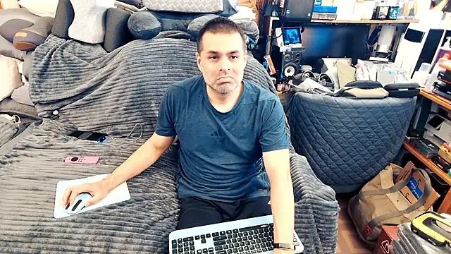 Snapshot of ClampMaster chatting on October 18, 1:52 am ClampMaster online show from October 18, 1:52 am