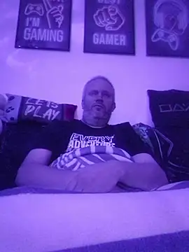 Snapshot of ShyBoy1982 chatting on October 18, 9:15 pm ShyBoy1982 online show from October 18, 9:15 pm