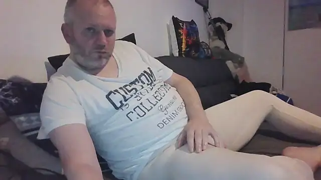 Snapshot of ShyBoy1982 chatting on February 22, 9:35 pm ShyBoy1982 online show from February 22, 9:35 pm