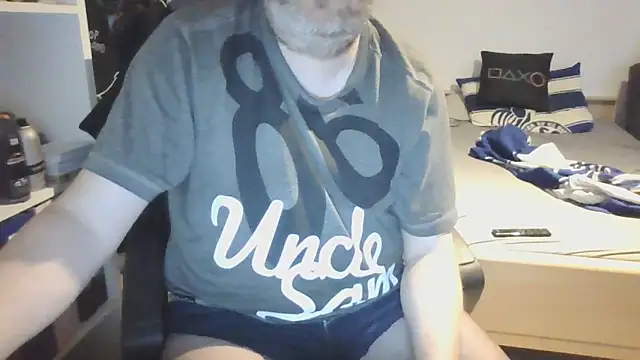 Snapshot of ShyBoy1982 chatting on June 7, 1:10 am ShyBoy1982 online show from June 7, 1:10 am