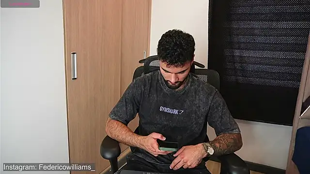 Snapshot of Derek_w chatting on November 14, 7:45 pm Derek w online show from November 14, 7:45 pm