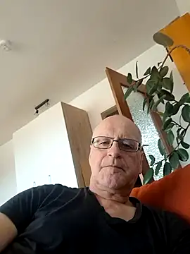 Snapshot of Milkasahne64 chatting on October 18, 8:37 am Milkasahne64 online show from October 18, 8:37 am