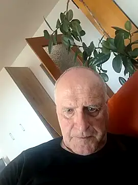 Snapshot of Milkasahne64 chatting on October 28, 9:57 am Milkasahne64 online show from October 28, 9:57 am