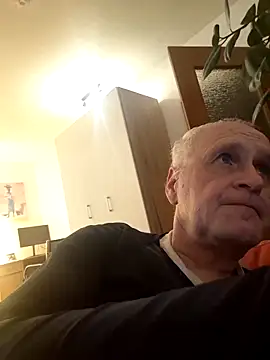 Snapshot of Milkasahne64 chatting on December 18, 7:42 pm Milkasahne64 online show from December 18, 7:42 pm