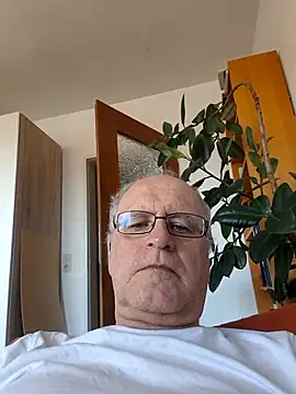 Snapshot of Milkasahne64 chatting on May 27, 11:29 am Milkasahne64 online show from May 27, 11:29 am