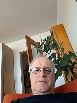 Snapshot of Milkasahne64 chatting on June 4, 5:57 am Milkasahne64 online show from June 4, 5:57 am