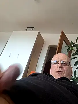 Snapshot of Milkasahne64 chatting on June 15, 1:24 pm Milkasahne64 online show from June 15, 1:24 pm