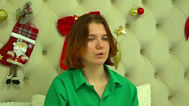 Snapshot of LessySmith chatting on December 22, 4:42 am LessySmith online show from December 22, 4:42 am