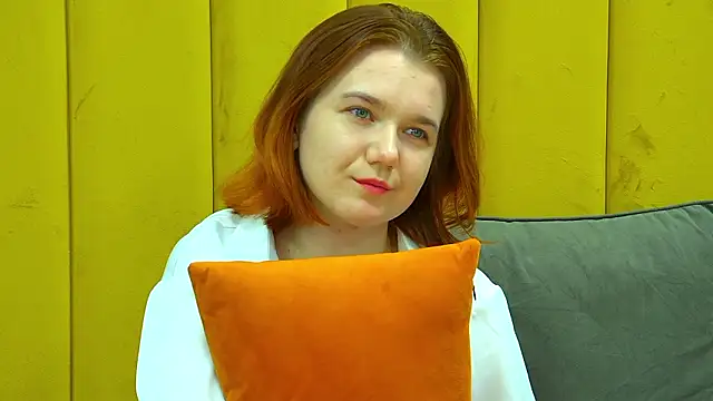 Snapshot of LessySmith chatting on February 3, 2:53 am LessySmith online show from February 3, 2:53 am