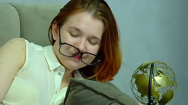 Snapshot of LessySmith chatting on February 22, 4:35 am LessySmith online show from February 22, 4:35 am