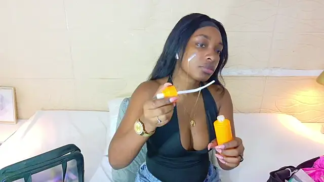 Snapshot of Shamiraa_moore chatting on October 18, 1:45 pm Shamiraa moore online show from October 18, 1:45 pm