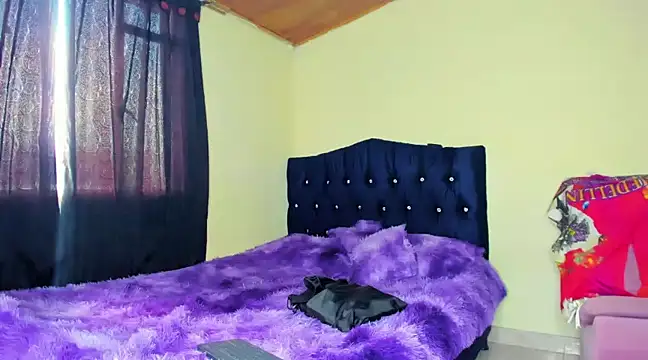 scarlet tommy online show from March 15, 9:05 pm