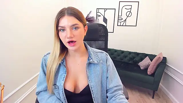 Snapshot of SelenaeMoore chatting on October 12, 8:08 pm SelenaeMoore online show from October 12, 8:08 pm