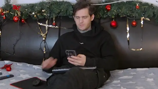 Snapshot of CarterCole chatting on December 27, 8:02 am CarterCole online show from December 27, 8:02 am