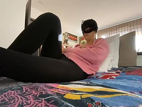 Snapshot of Marilou1983 chatting on December 13, 8:51 am Marilou1983 online show from December 13, 8:51 am