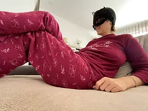 Snapshot of Marilou1983 chatting on February 26, 1:19 pm Marilou1983 online show from February 26, 1:19 pm