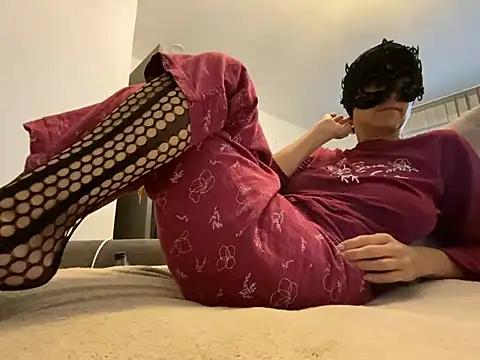 Snapshot of Marilou1983 chatting on June 9, 7:42 am Marilou1983 online show from June 9, 7:42 am