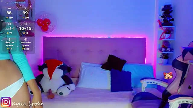 Snapshot of Kylie_brokee chatting on December 19, 3:18 am Kylie brokee online show from December 19, 3:18 am