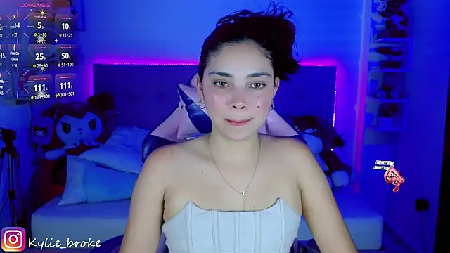 Snapshot of Kylie_brokee chatting on February 2, 10:06 pm Kylie brokee online show from February 2, 10:06 pm