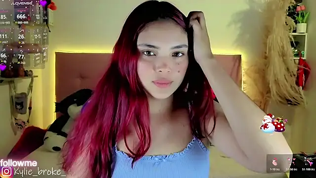 Snapshot of Kylie_brokee chatting on December 1, 9:09 pm Kylie brokee online show from December 1, 9:09 pm