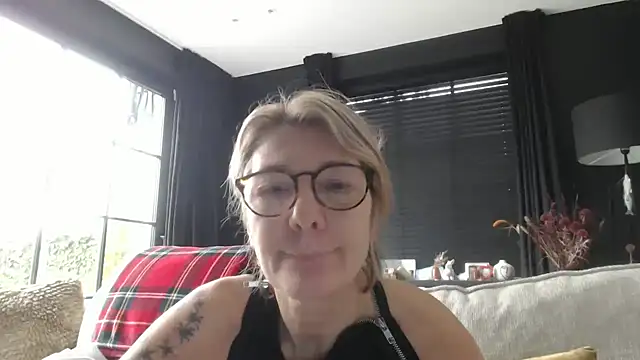 Snapshot of godinflower chatting on October 12, 8:02 am godinflower online show from October 12, 8:02 am