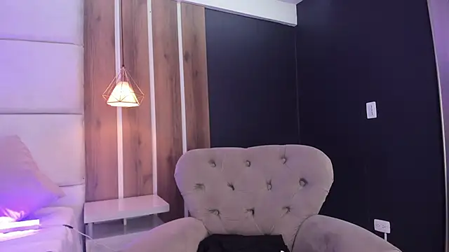 AmmyJones  online show from July 10, 7:05 pm