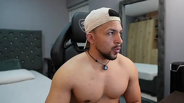 Snapshot of Martin_Logan chatting on April 4, 11:35 pm Martin Logan online show from April 4, 11:35 pm