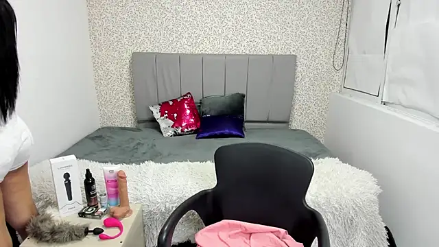 Snapshot of CharlotteeGray_ chatting on March 2, 3:02 am CharlotteeGray online show from March 2, 3:02 am