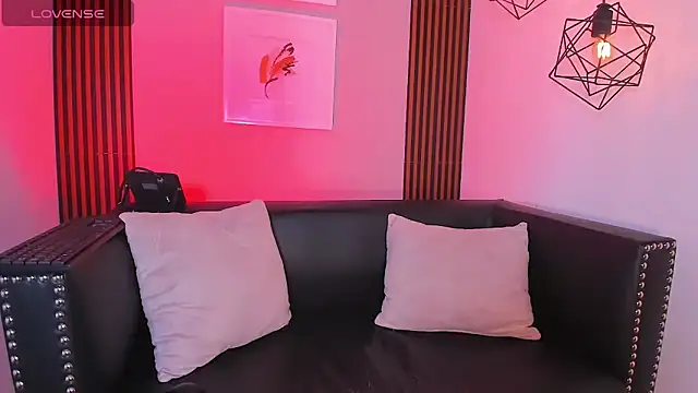 Nahiajhonson  online show from December 17, 1:17 pm