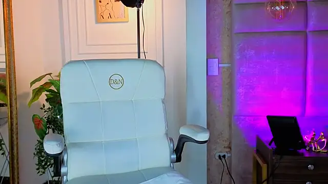 AlessiaLondon online show from July 20, 10:07 am