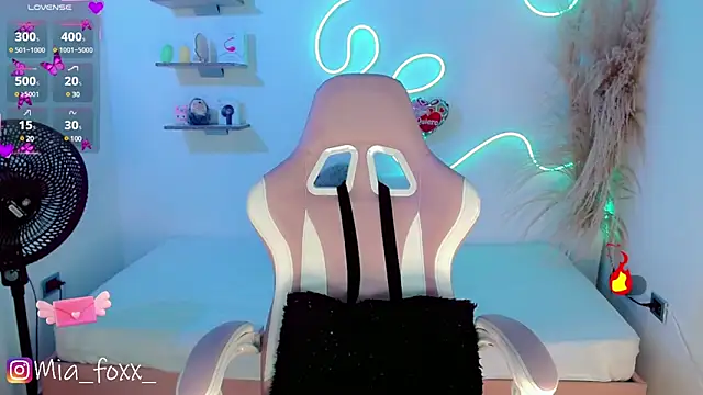 Mia foxx  online show from February 26, 12:05 am