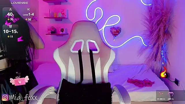 Mia foxx  online show from March 7, 9:06 pm