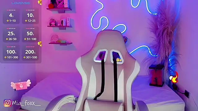 Mia foxx  online show from March 18, 9:10 pm