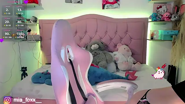 Mia foxx  online show from February 3, 9:09 pm