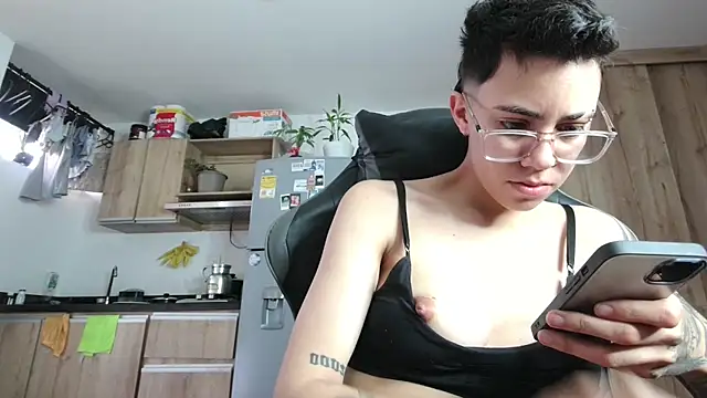 Cutie Shy  online show from June 24, 12:59 pm