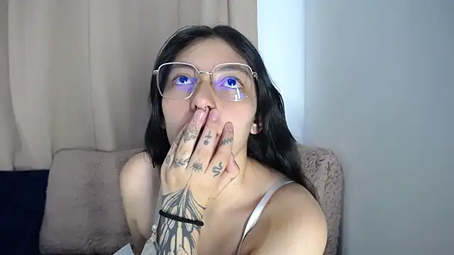 Snapshot of lessliee22_ chatting on March 27, 6:08 am lessliee22 online show from March 27, 6:08 am