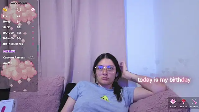 Snapshot of lessliee22_ chatting on May 19, 7:37 am lessliee22 online show from May 19, 7:37 am