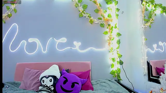 YouliteSllut2 online show from December 18, 8:36 pm