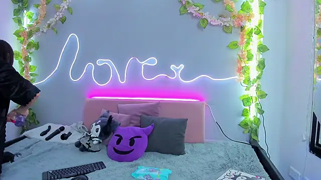 YouliteSllut2 online show from January 3, 8:01 pm