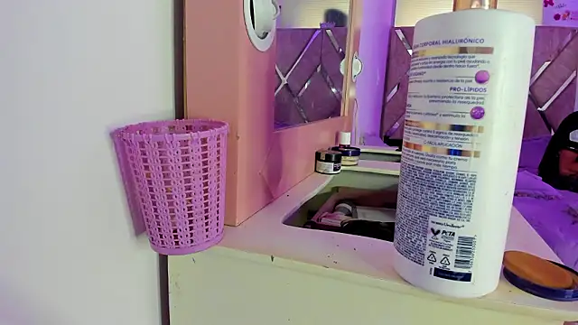 parejacaliente20154 online show from March 18, 6:00 pm