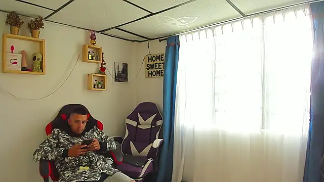 Snapshot of parejacaliente20154 chatting on June 8, 11:32 am parejacaliente20154 online show from June 8, 11:32 am