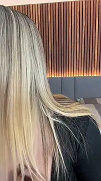 Snapshot of EmiilyAdams_ chatting on April 8, 9:37 pm EmiilyAdams online show from April 8, 9:37 pm