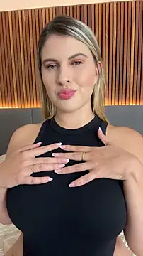 Snapshot of EmiilyAdams_ chatting on April 16, 10:23 pm EmiilyAdams online show from April 16, 10:23 pm